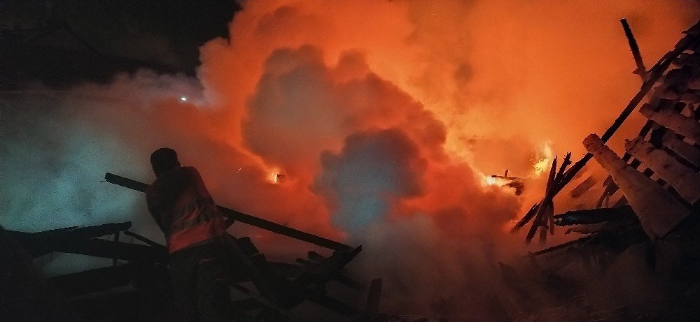 21 Yıl Önce Yanan Kereste Fabrikası Yine Alevlere Teslim Oldu