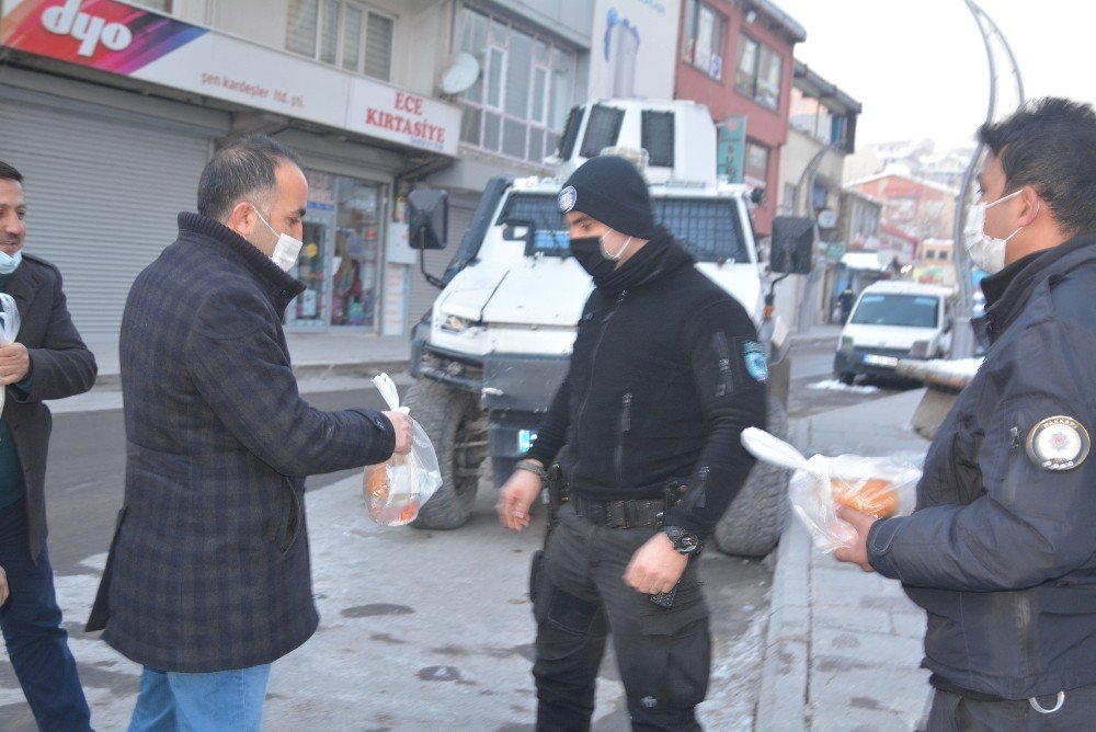 Kızılay’dan Polise Sıcak Çorba İkramı