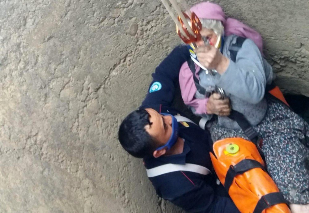 Kuyuya Düşen Vatandaşı İtfaiye Ekipleri Kurtardı