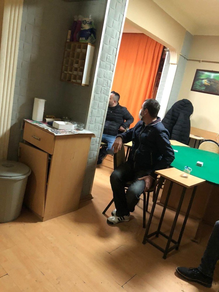 Pendik’te Kısıtlamaya Uymayıp Kıraathanede Kumar Oynadılar