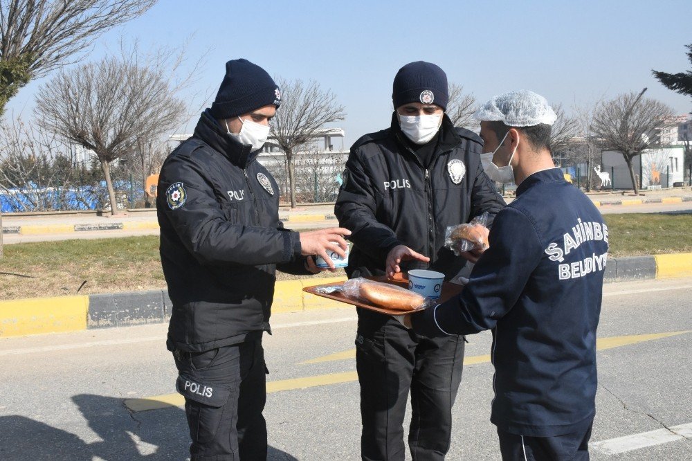 Kısıtlamada Görev Yapan Polislere Sıcak Çorba İkramı