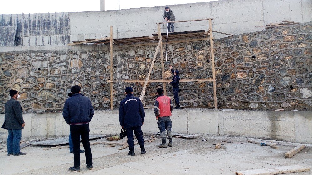 9 Metre Yüksekten Beton Zemine Düşen İşçi Ağır Yaralandı