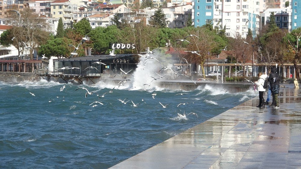 Çanakkale’de Şiddetli Lodos Etkili Oluyor
