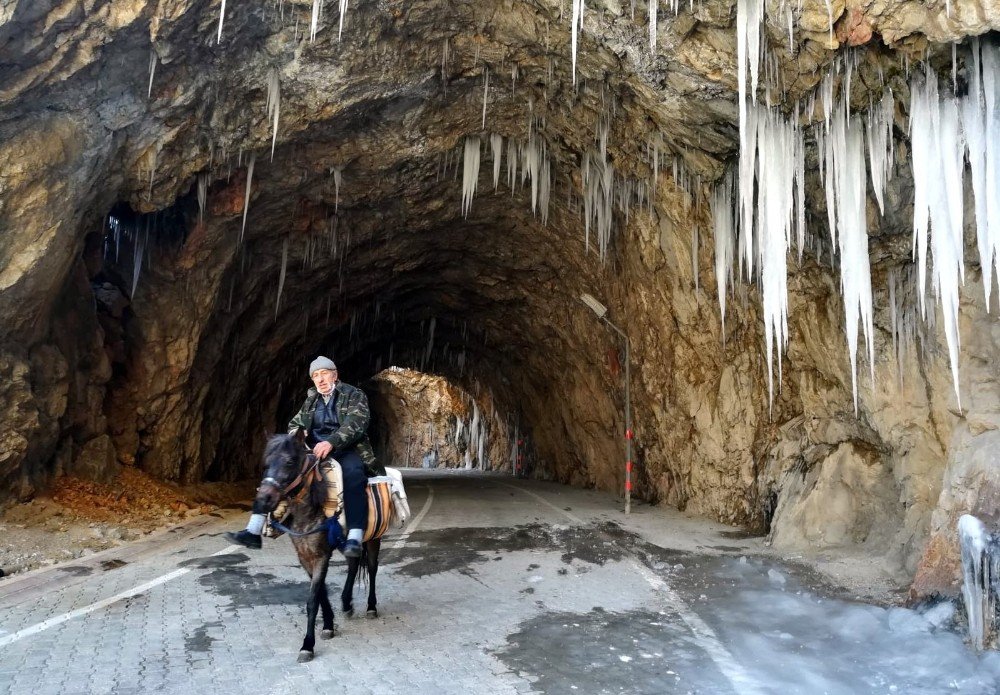 Tarihi Taş Yol Buz Tuttu