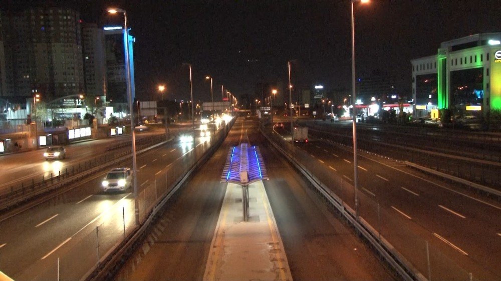 İ̇stanbul’da Sokağa Çıkma Kısıtlaması Sona Erdi, Yollarda Hareketlilik Başladı