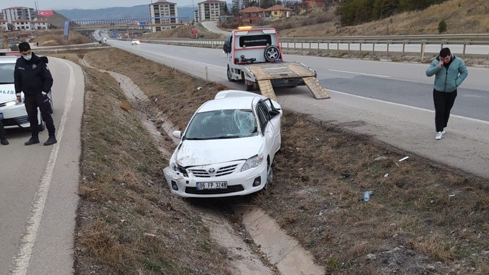 Takla Atan Otomobil Şarampole Devrildi: 2 Yaralı