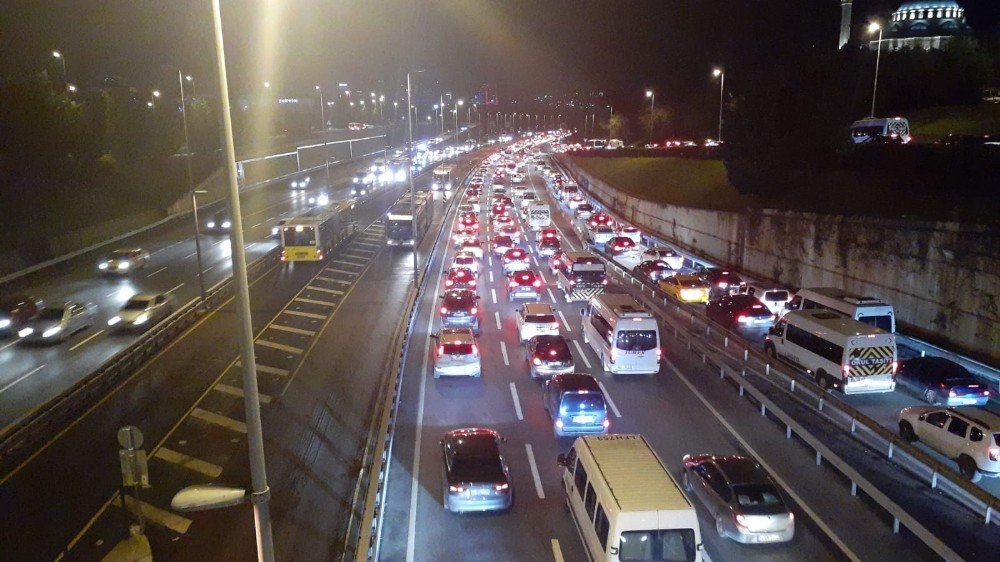 Kısıtlama Sonrası İ̇stanbul’da Trafik Yoğunluğu Başladı