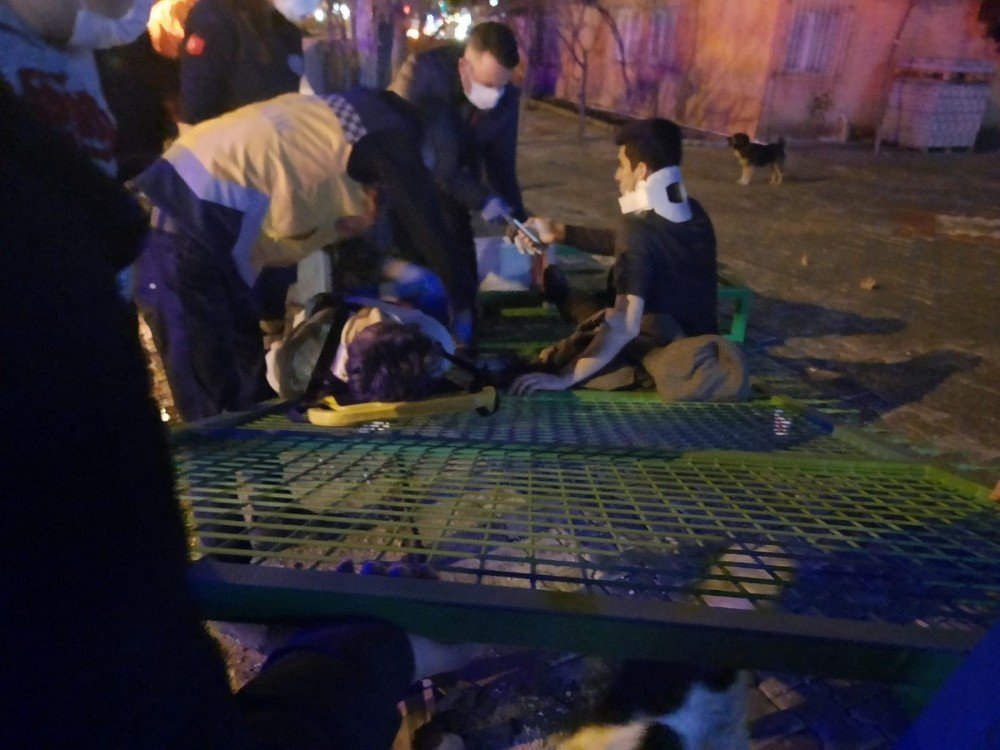 Kontrolden Çıkan Panelvan Minibüs Devrildi: 2 Yaralı