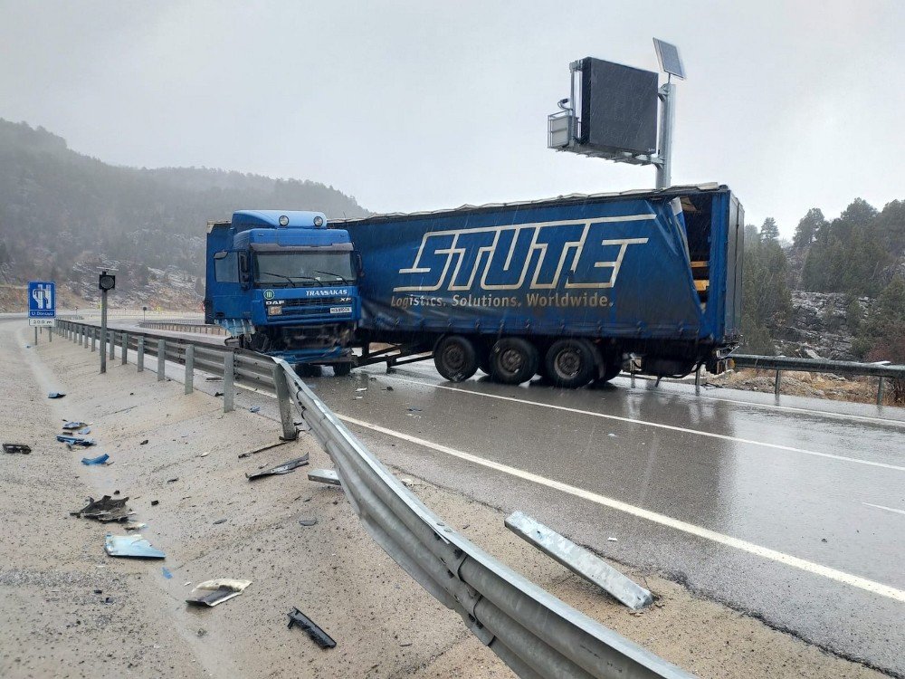 Özbek Sürücünün Kullandığı Tır Bariyerlere Çarptı: 1 Yaralı