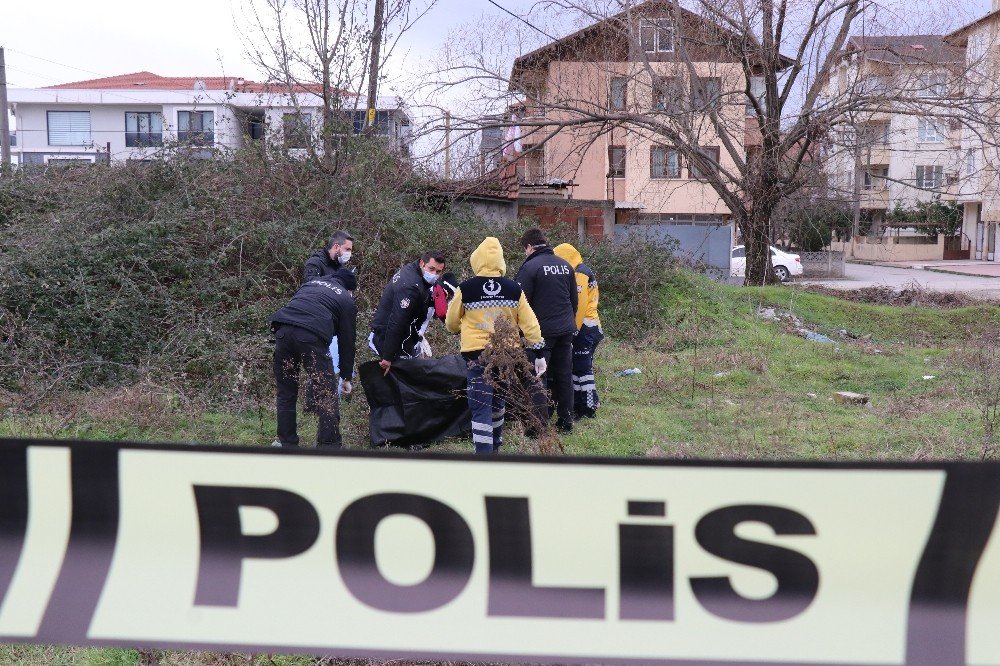 Sakarya’da Boş Bir Arazide Erkek Cesedi Bulundu