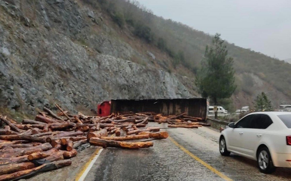Tomruk Yüklü Tır Devrildi, İlçe Yolu Ulaşıma Kapandı