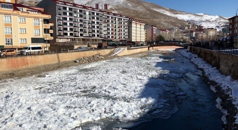 Türkiye’nin En Hızlı Akan Nehri Olan Çoruh Buz Tuttu