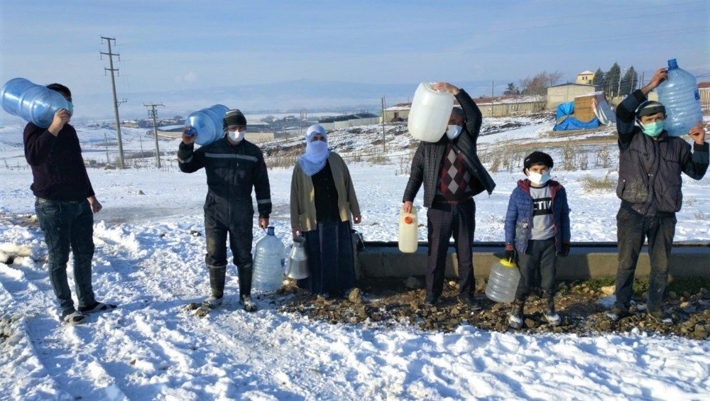 4 Yıldır Kilometrelerce Yürüyüp Kovalarla, Güğümlerle Su Taşıyorlar