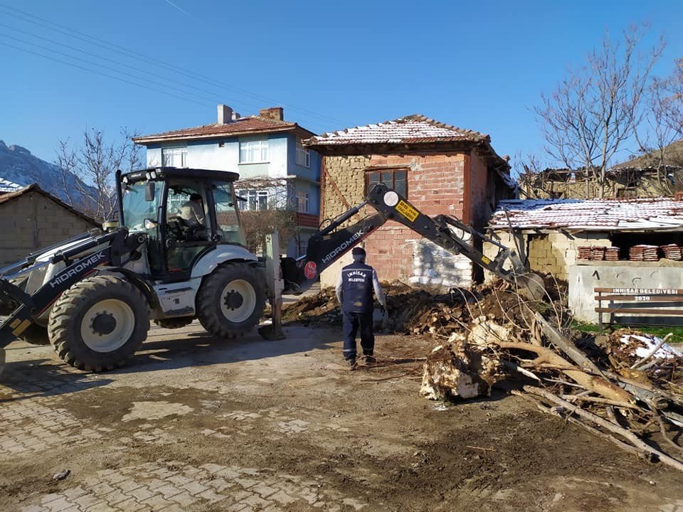 İ̇nhisar’da Metruk Binalar Yıkıldı