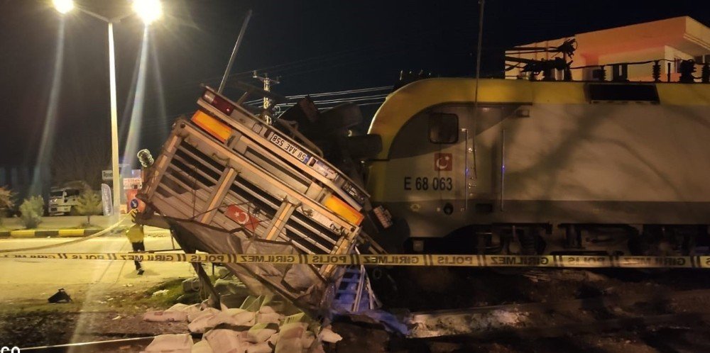 Hemzemin Geçitte Yük Treni Tırı Biçti: 2 Yaralı