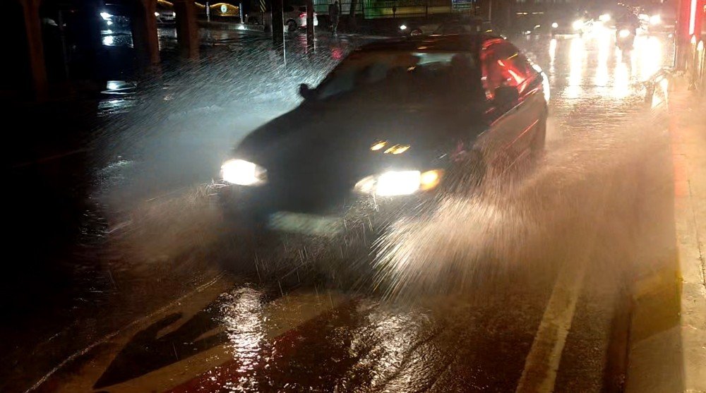 Meteoroloji Uyarmıştı, Yağmur Şiddetini Artırarak Devam Ediyor