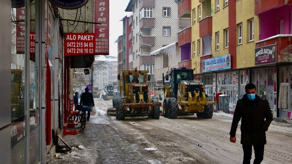 Ağrı’da Kar Temizleme Çalışmaları Sürüyor