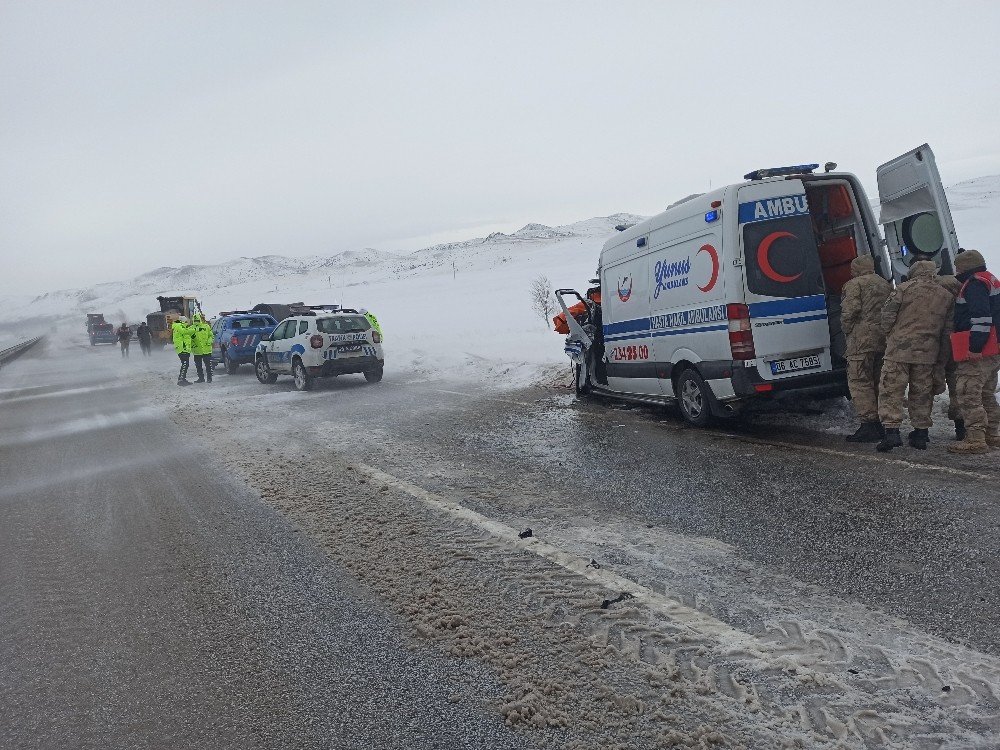 Ambulans Tırla Çarpıştı: 1 Ölü 1 Yaralı