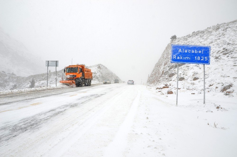 Antalya-konya Karayolunda Kar Kalınlığı 10 Santime Ulaştı