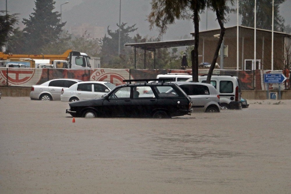 Antalya’da Fırtına Hayatı Felç Etti
