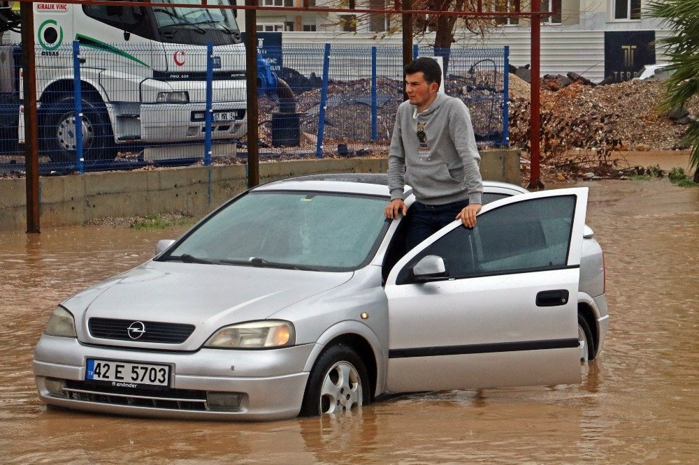 Antalya’da Yollar Göle Döndü, Sürücüler Mahsur Kaldı