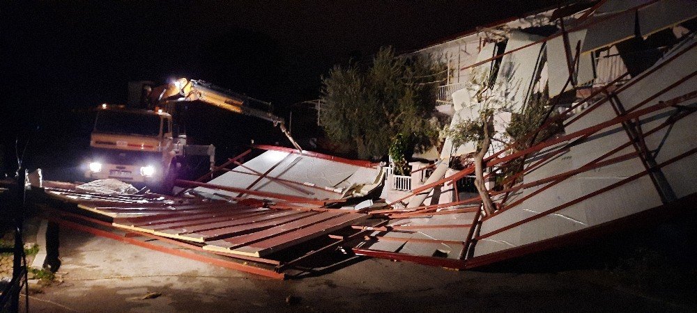 Çatıları Uçuran Fırtına, Mahalleyi Karanlığa Gömdü