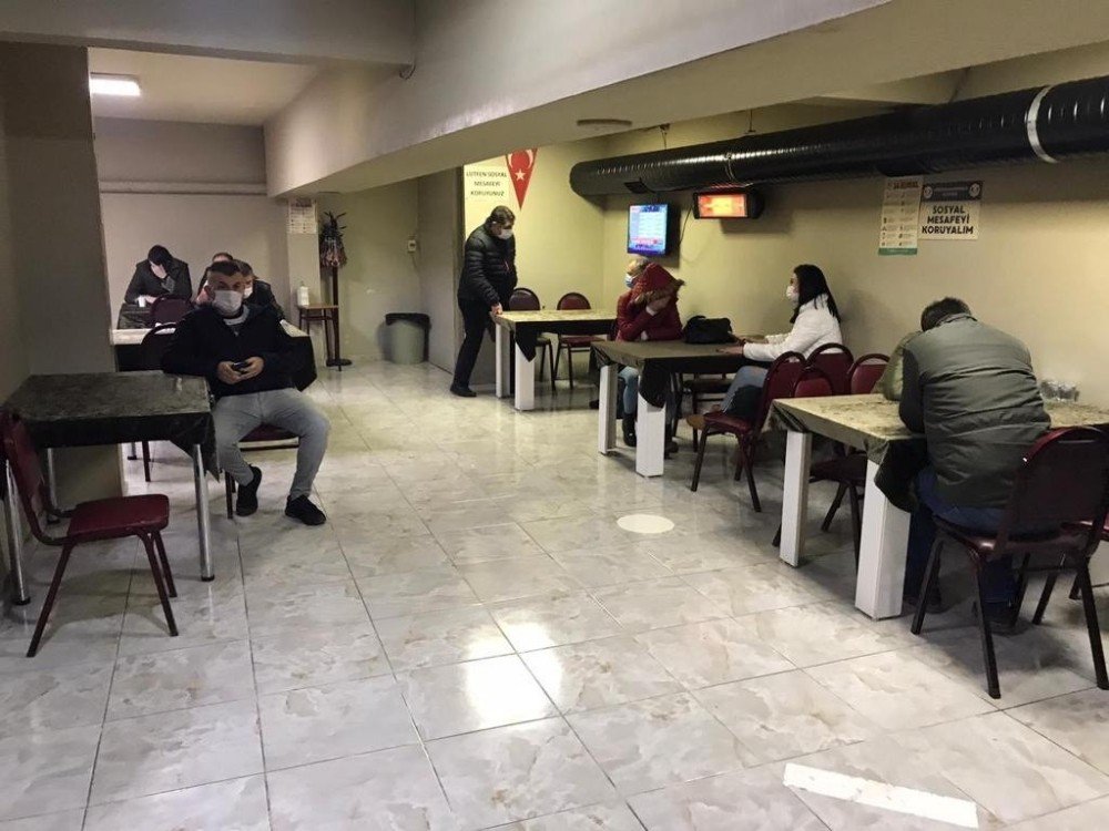 Onlar Oynamaktan, Polis Yakalamaktan Usanmadı