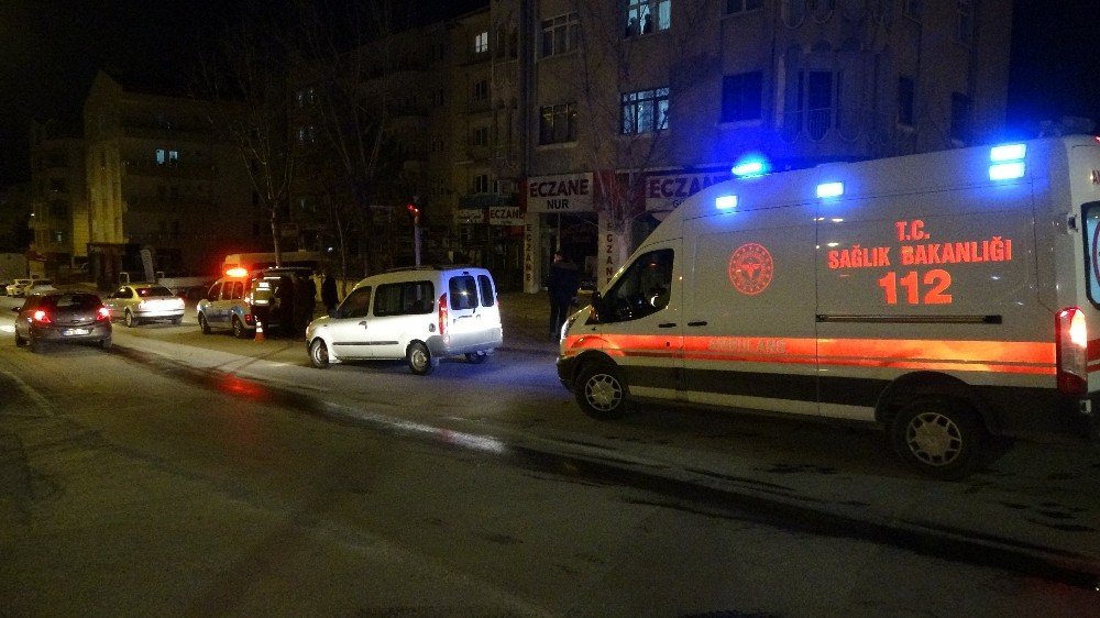 Hafif Ticari Araçla Otomobil Çarpıştı: 1’i Bebek 2 Kişi Yaralandı