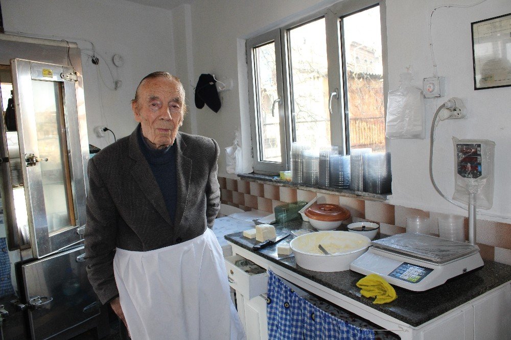 İ̇htiyar Delikanlı Eşref Amca, 90 Yaşında İşinin Başında