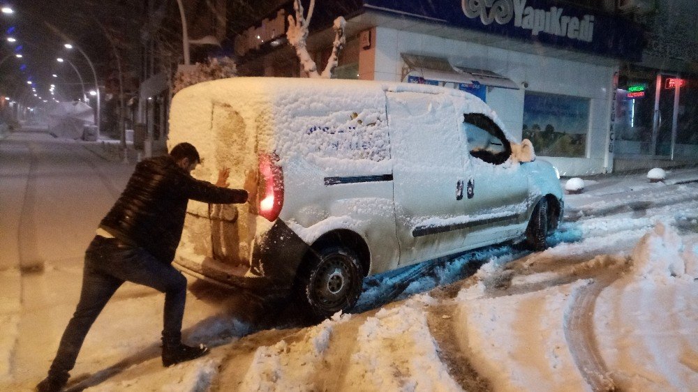 Kar 10 Santimetreyi Aştı: Araçlar Yolda Kaldı, İterek Kurtarmaya Çalıştılar