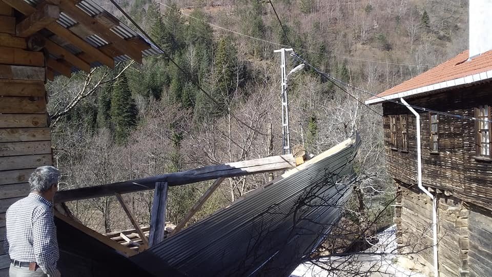 Kastamonu’da Fırtına Ağaçları Devirdi, Çatıları Uçurdu