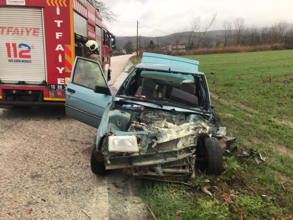 Kepsut’ta Trafik Kazası: 2 Yaralı
