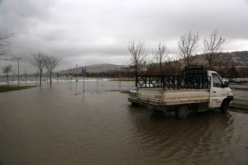 Lodos Şiddetlendi, Dalgaların Vurduğu Sahil Gölete Döndü