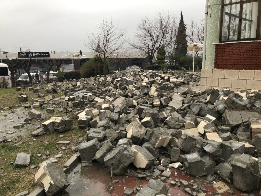 Manisa’da Fırtına Cami Minaresini Devirdi