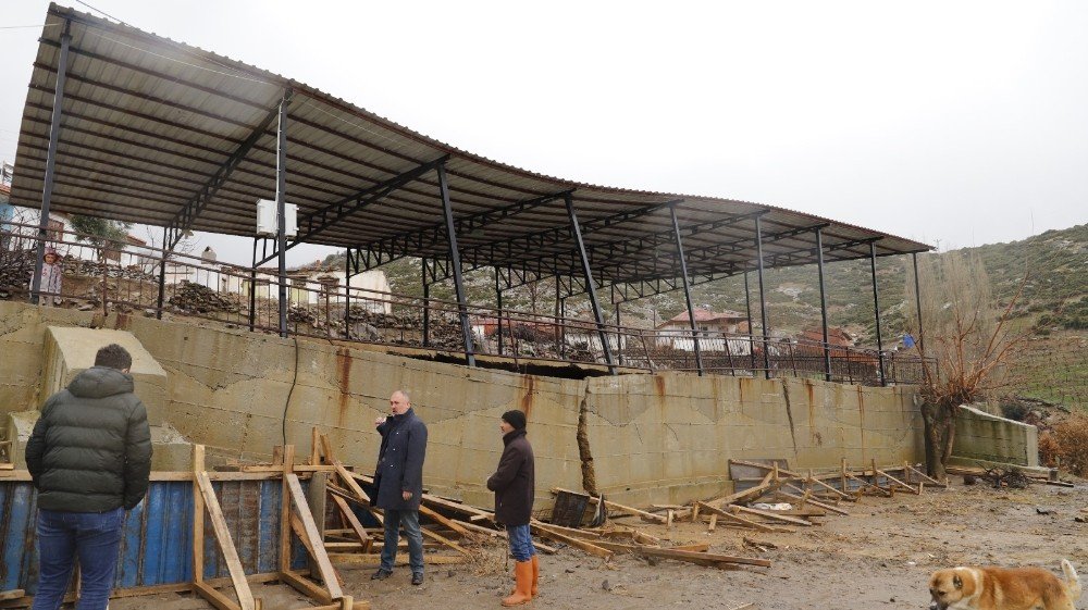 Manisa’da Düğün Salonu Yağmur Nedeniyle Çöktü