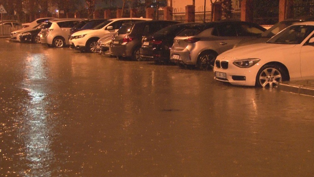 İ̇zmir’i Sağanak Ve Fırtına Vurdu: Caddeler Göle Döndü, Ağaçlar Devrildi