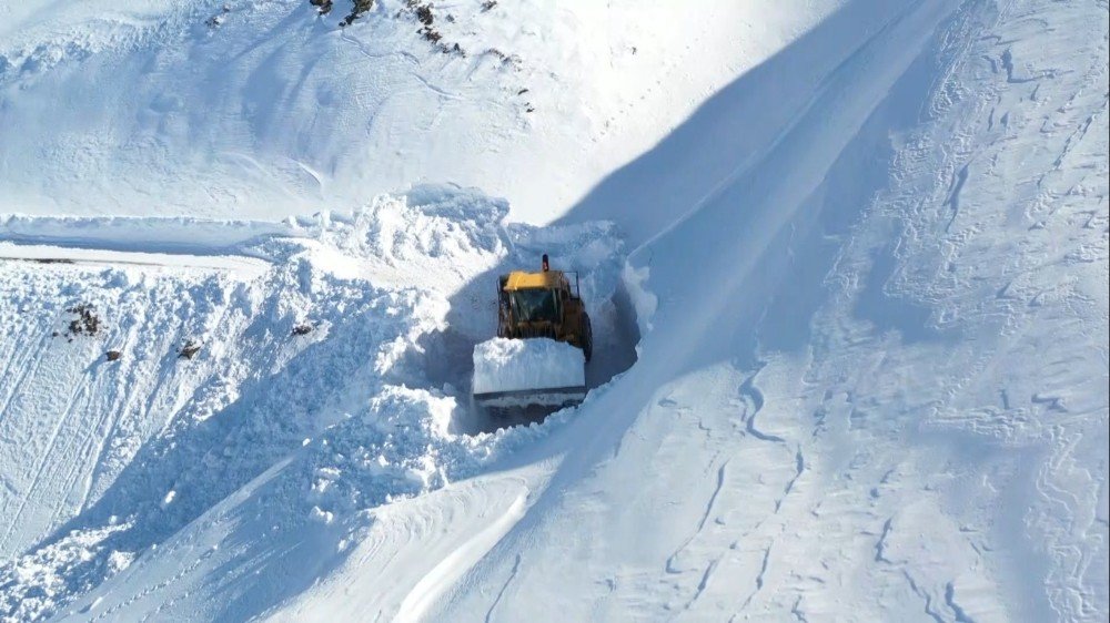 8 Metrelik Karda Yol Açma Çalışması