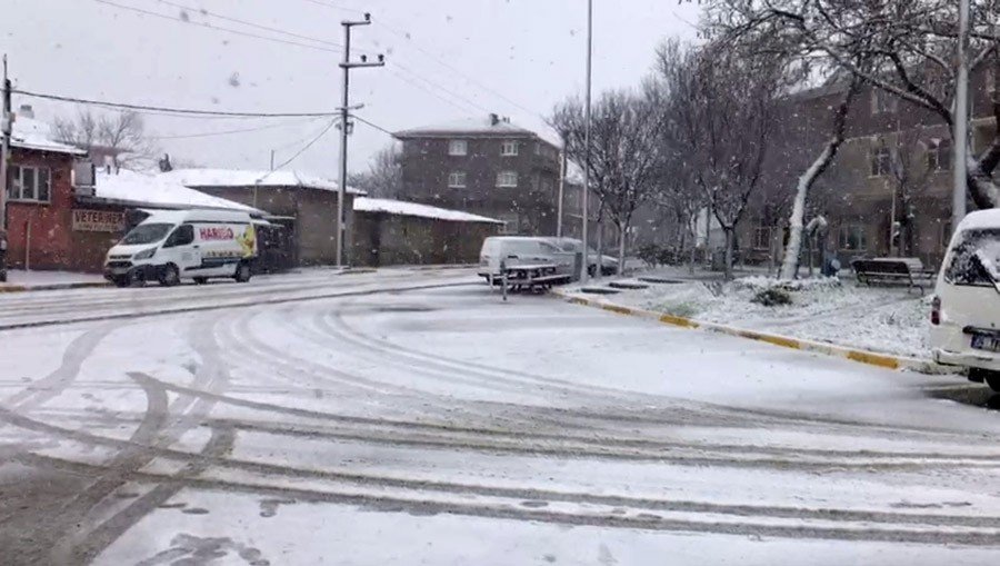 Silivri’de Kar Yağışı Etkili Oluyor