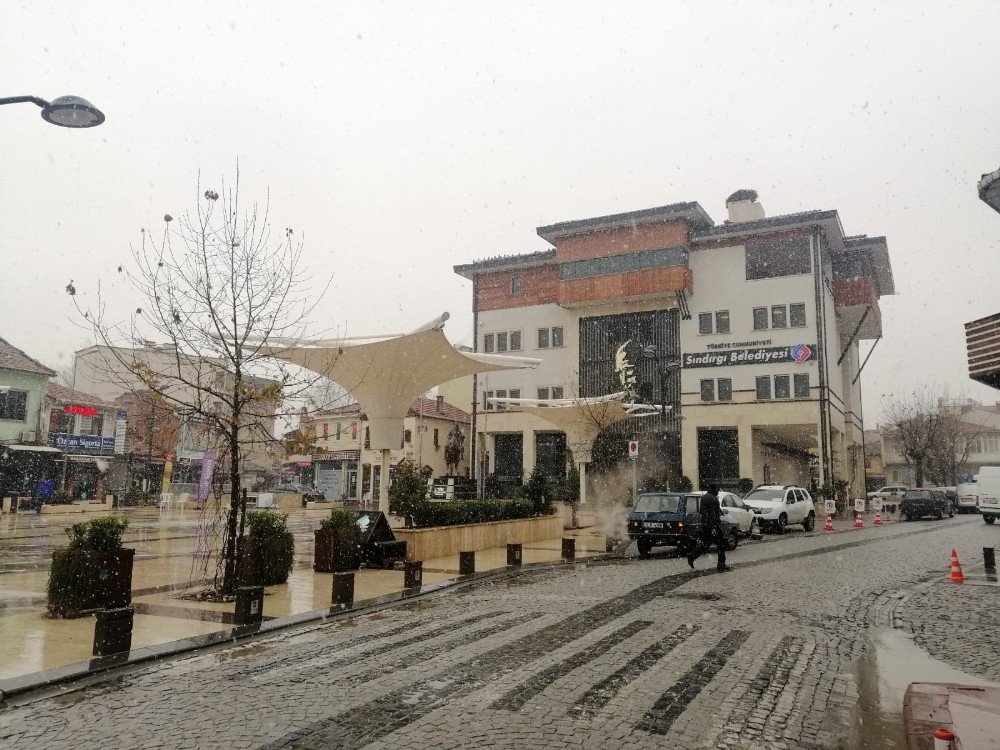 Sındırgı Ve Gönen İlçelerinde Kar Yağışı Etkili Oluyor