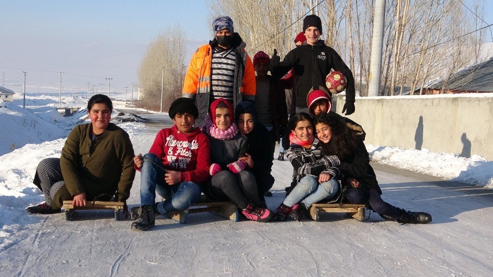 Kar Yağışı En Çok Onları Sevindiriyor