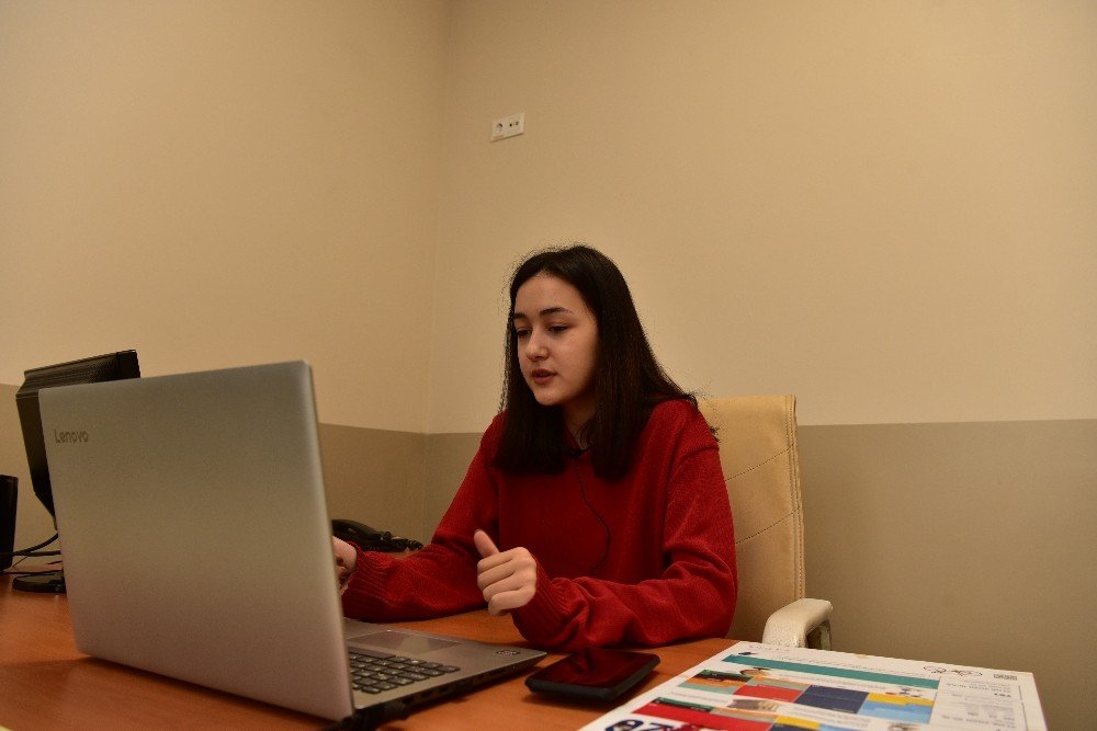 17 Yaşındaki Şevval Velilere Dijital Seminer Veriyor, Gören Veliler Şaşırıyor