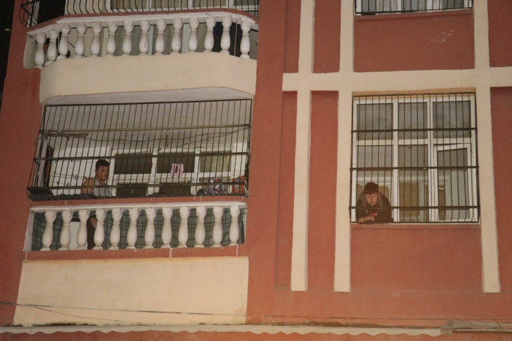 2 Katlı Müstakil Evdeki Odunluk Yandı, Vatandaşlar Evlerinin Balkonuna Çıkarak Kurtarılmayı Bekledi