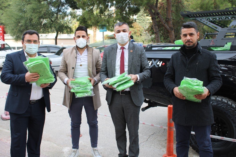 Hayırsever İş Adamları Ve Muhtardan Hastanelere Ameliyat Önlüğü Bağışı