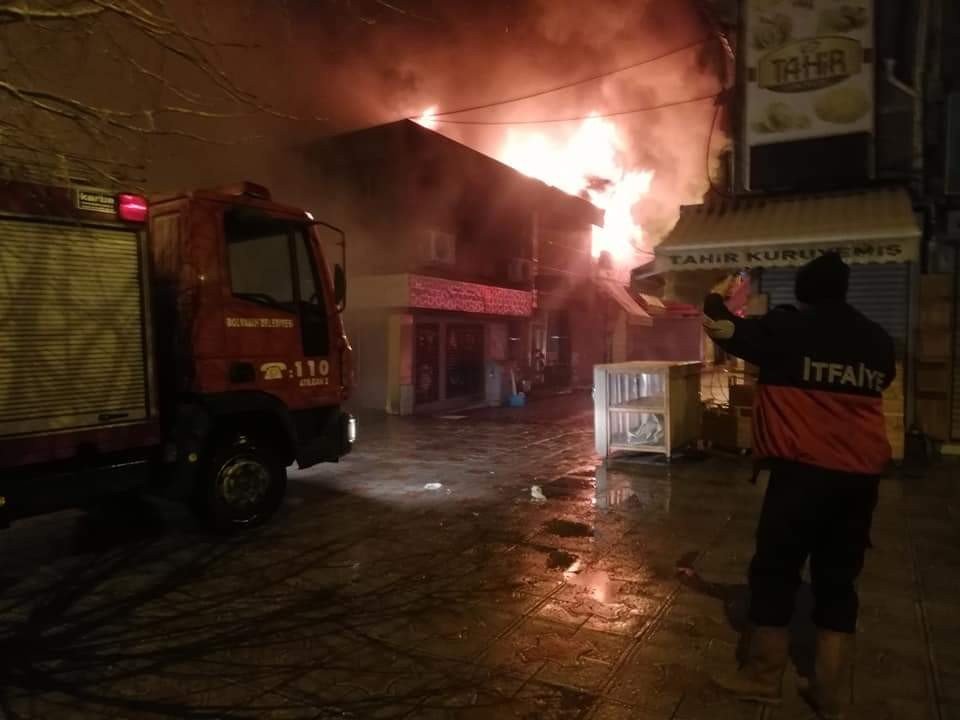 Bolvadin’de Çıkan Yangında 10 İş Yeri Alevlere Teslim Oldu