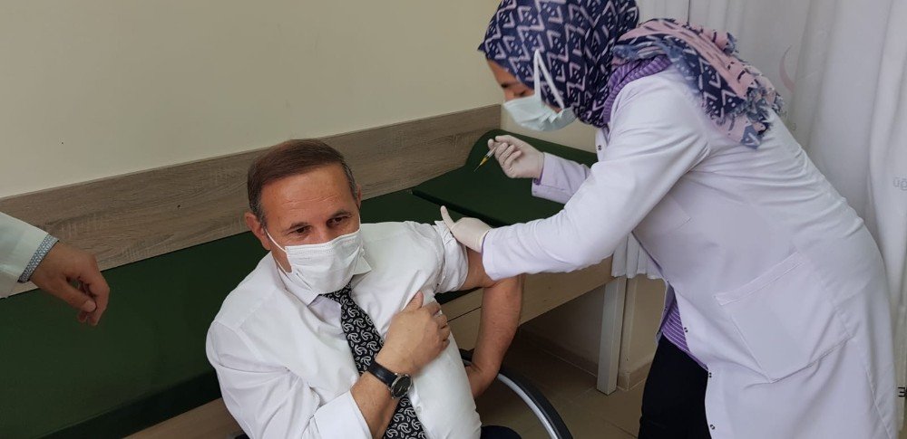 Aşkale Belediye Başkanı Yaptırmış, Covid-19 Aşısı Oldu