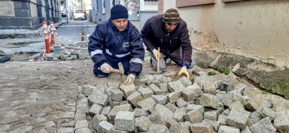 Ayvalık’ta Tarihi Kent Sokaklarına Zar Taşı