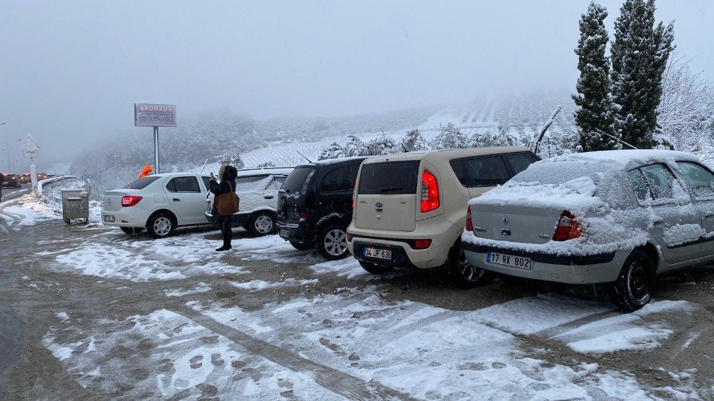 Bursa’da Karda Araçlar Mahsur Kaldı
