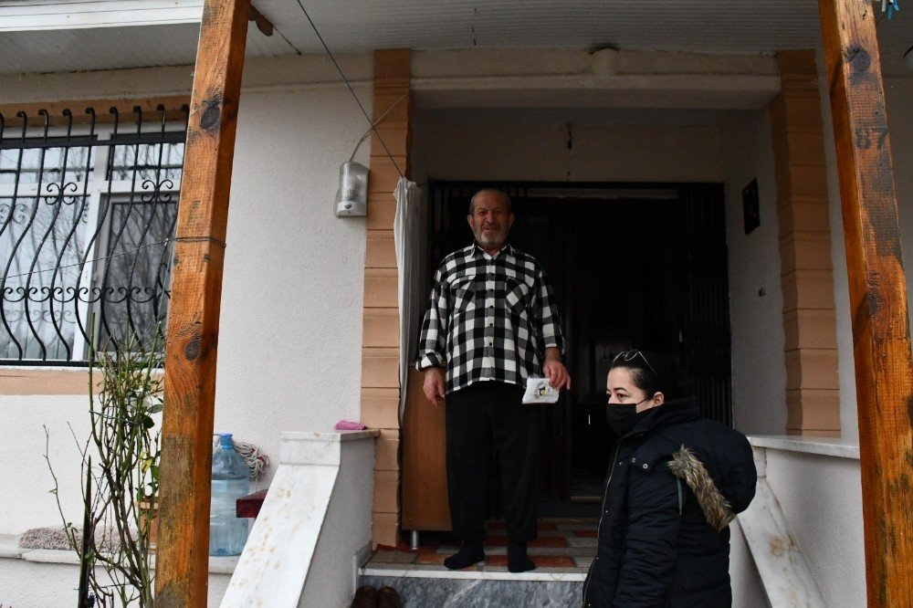 Düzce Belediyesi 102 Bin Haneye Çat Kapı Maske Dağıttı