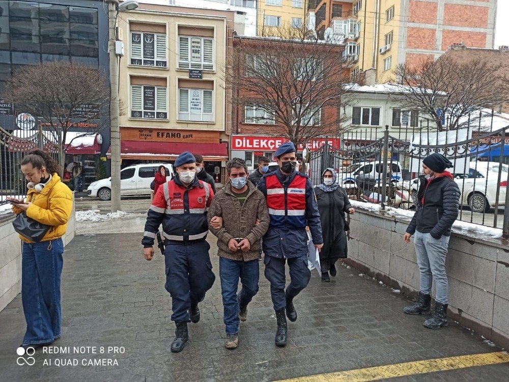 Firari Tutuklu Çaldığı Trafik Levhalarıyla Birlikte Yakalandı