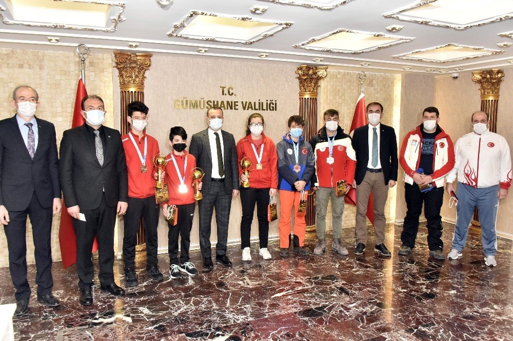 Vali Taşbilek Şampiyon Sporcuları Ödüllendirdi